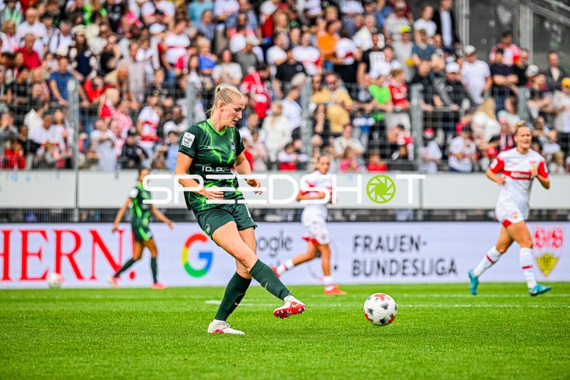 VfL Wolfsburg-Spielerin beim Schuss im Frauen-Bundesliga-Spiel