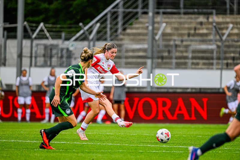 Lenelotte Müller (VfB Stuttgart) im Laufduell gegen VfL Wolfsburg
