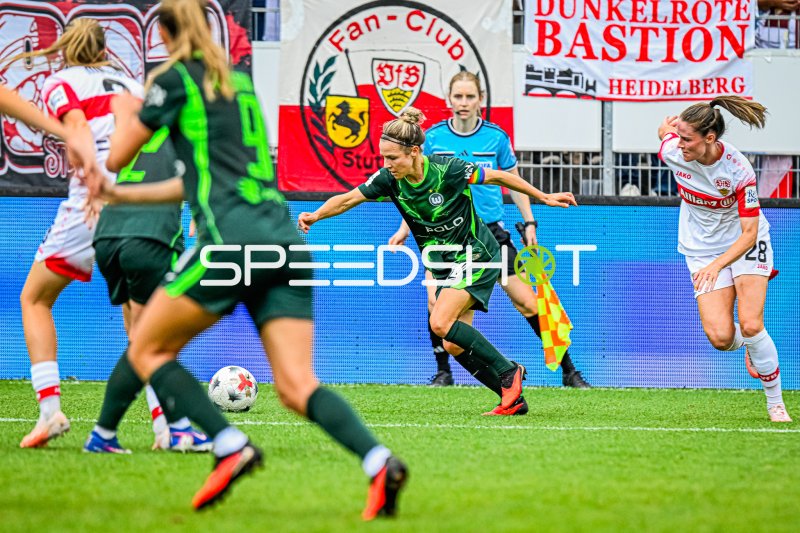 Svenja Huth (#10; VFL Wolfsburg) im Zweikampf gegen VfB Stuttgart