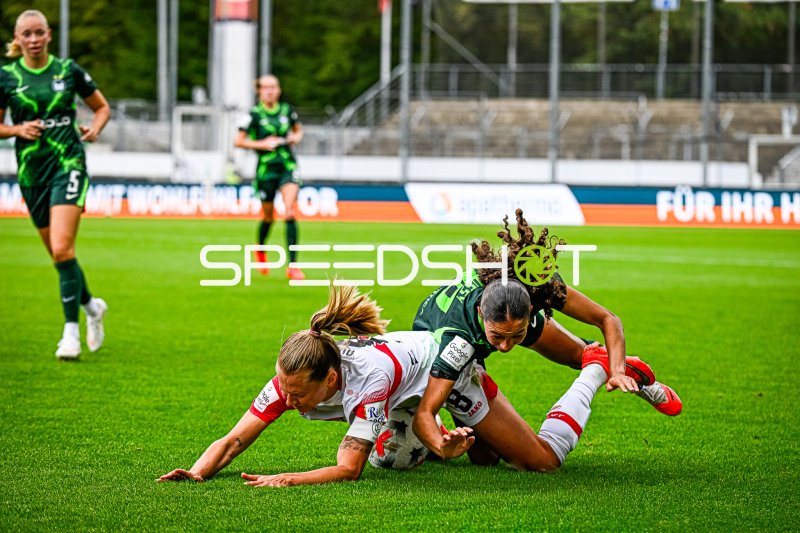 Intensiver Zweikampf zwischen VfB Stuttgart und VfL Wolfsburg im Gazi-Stadion