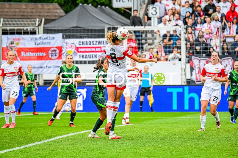 Maxi Rall (#8; VfB Stuttgart) köpft den Ball im Zweikampf