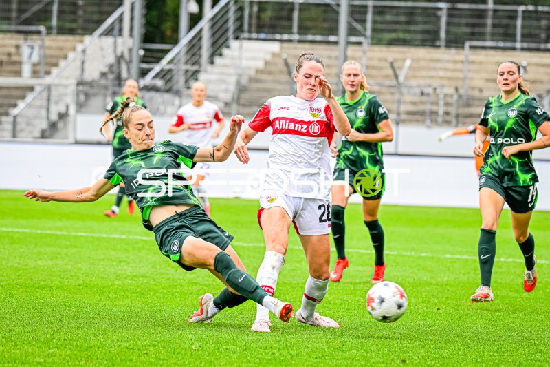 Reena Wichmann (#28; VfB Stuttgart) im Zweikampf gegen VfL Wolfsburg
