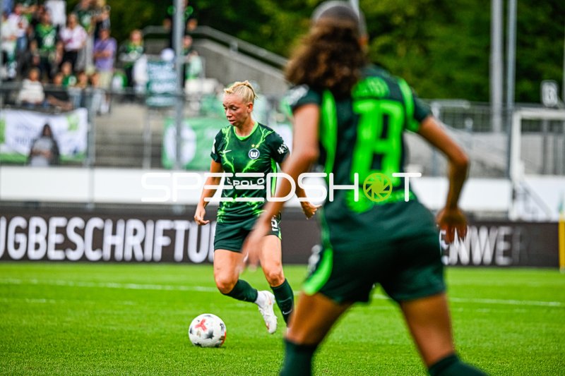 Ella Peddemors (VfL Wolfsburg) am Ball im Spielaufbau