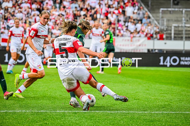 Greta Stegemann (#5; VfB Stuttgart) im Zweikampf gegen VfL Wolfsburg