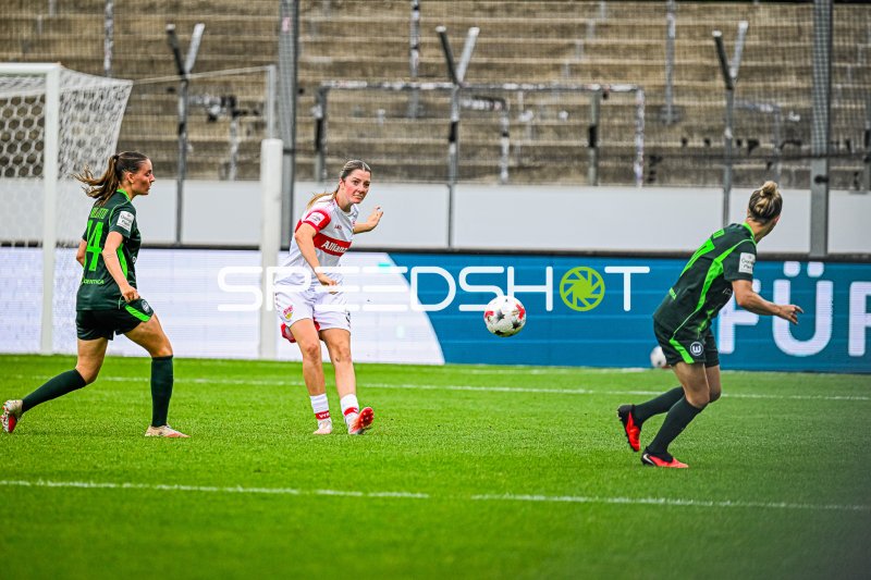 Lenelotte Müller (VfB Stuttgart) im Zweikampf gegen VfL Wolfsburg