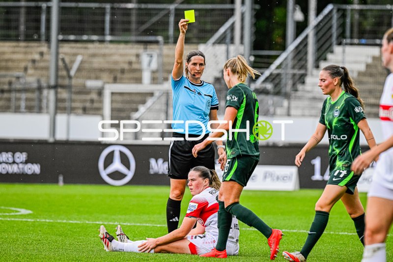 Gelbe Karte für Janina Minge (#6, VFL Wolfsburg)