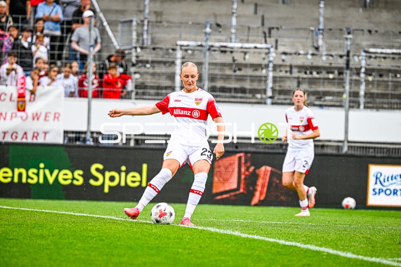 Luzie Zähringer (#23; VfB Stuttgart) beim Ballkontakt am Seitenrand
