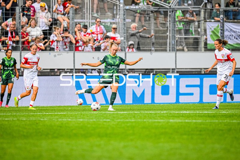 Ella Peddemors (VfL Wolfsburg) beim Schuss im Spiel gegen VfB Stuttgart