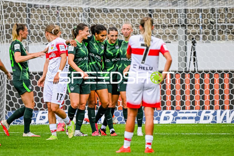 Lara Prasnikar und Ella Peddemors feiern Torerfolg für VfL Wolfsburg