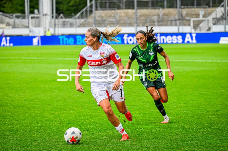 Dafina Redzepi (#7; VfB Stuttgart) im Zweikampf mit Kessya Bussy (#19; VfL Wolfsburg)