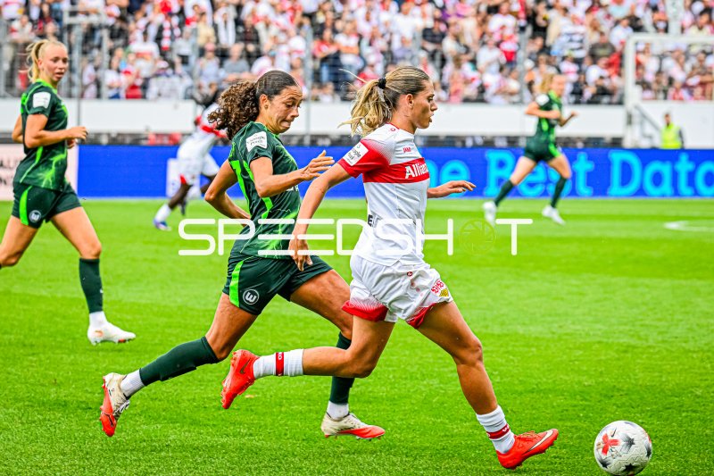 Kessya Bussy (VfL Wolfsburg) im Zweikampf gegen VfB Stuttgart