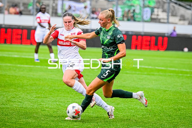 Adriana Achcinska (#22; VfB Stuttgart) im Zweikampf gegen Ella Peddemors (#5; VfL Wolfsburg)