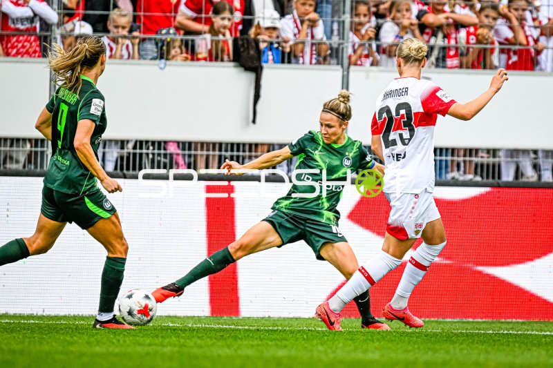 Svenja Huth (#10; VfL Wolfsburg) schießt gegen Luzie Zähringer (#23; VfB Stuttgart)