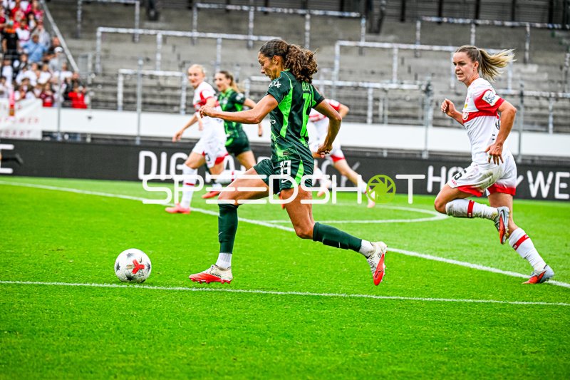 Kessya Bussy (#19; VfL Wolfsburg) im Laufduell gegen VfB Stuttgart