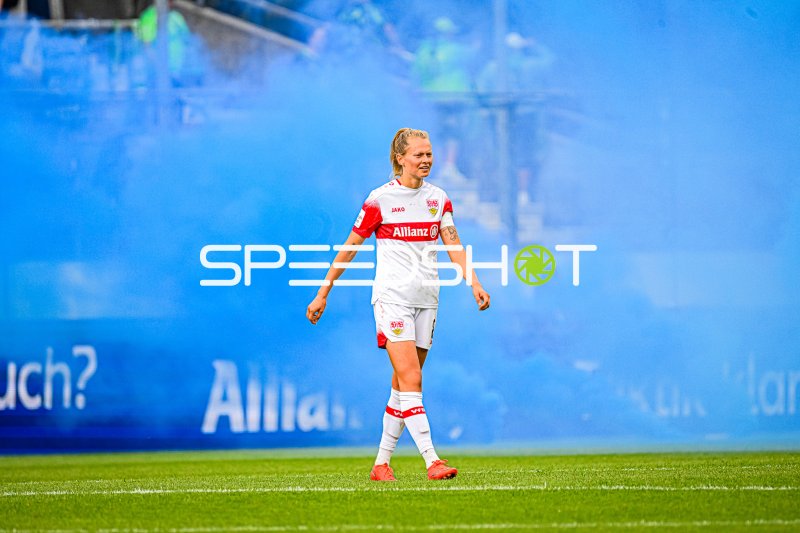 Maxi Rall (#8; VfB Stuttgart) im blauen Pyro-Nebel