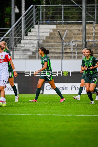 Katharina Piljic (#17; VfL Wolfsburg) und Teamkolleginnen feiern im Gazi-Stadion