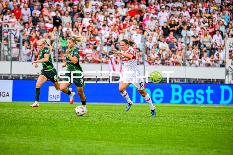 Julia Landenberger (#20; VfL Wolfsburg) im Zweikampf mit Verena Wieder (#31; VfB Stuttgart)