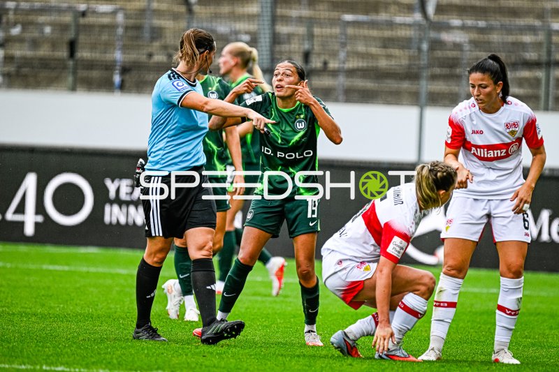 Kessya Bussy (#19; VFL Wolfsburg) protestiert gegen Schiedsrichterentscheidung