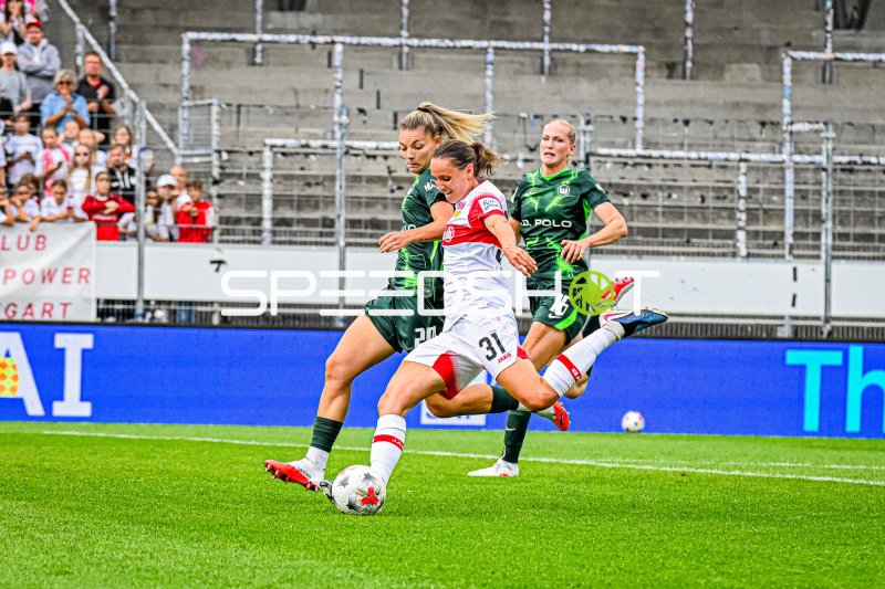 Verena Wieder (#31; VfB Stuttgart) im Zweikampf gegen VfL Wolfsburg