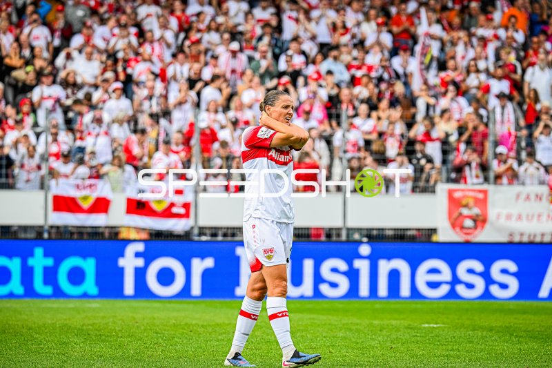 Verena Wieder (VfB Stuttgart) mit emotionaler Reaktion auf dem Spielfeld