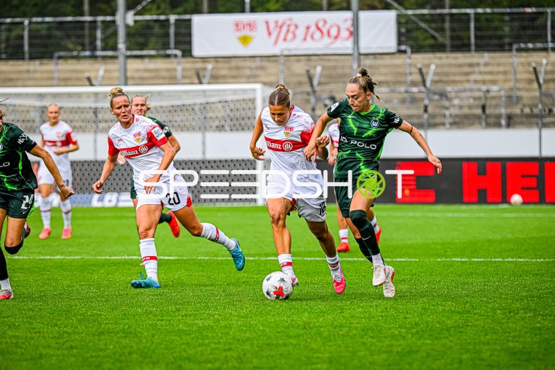 Jana Beuschlein (#20; VfB Stuttgart) im Zweikampf gegen VfL Wolfsburg