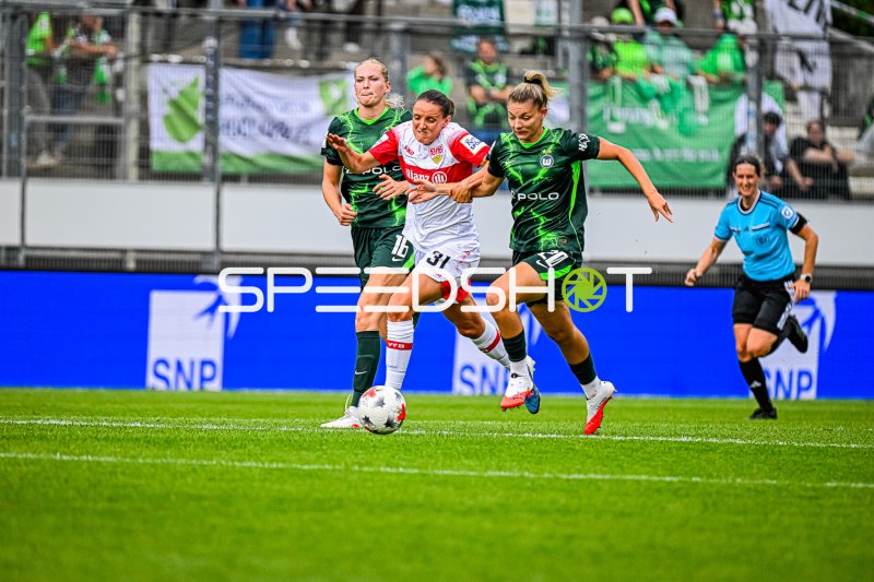 Verena Wieder (#31; VfB Stuttgart) im Zweikampf gegen Julia Landenberger (#20; VfL Wolfsburg)