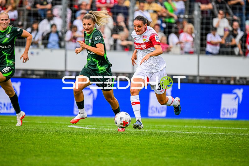 Verena Wieder (#31; VfB Stuttgart) im Laufduell mit Julia Landenberger (#20; VFL Wolfsburg)