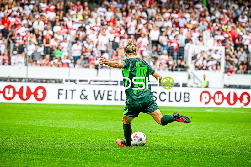 Svenja Huth (#10; VFL Wolfsburg) beim Schuss im Gazi-Stadion