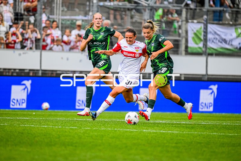 Verena Wieder (#31; VfB Stuttgart) im Zweikampf gegen VfL Wolfsburg