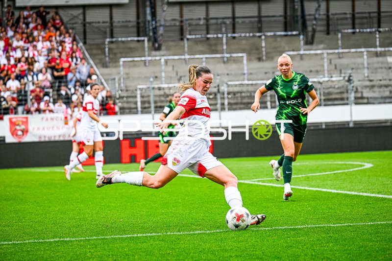 Adriana Achcinska (#22; VfB Stuttgart) zieht ab gegen VfL Wolfsburg