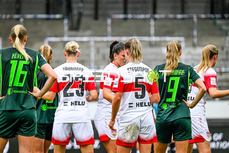 Greta Stegemann (#5; VfB Stuttgart) und Luzie Zähringer (#23; VfB Stuttgart) bei Spielunterbrechung