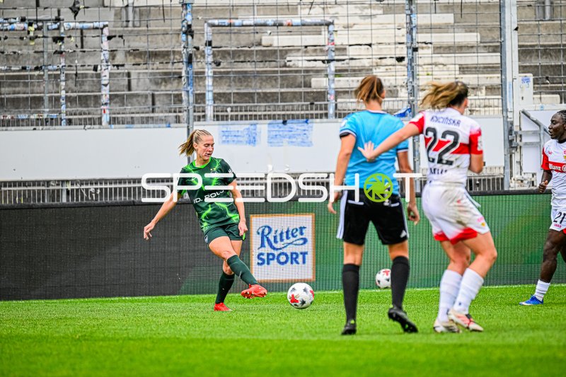 VfL Wolfsburg im Spielaufbau gegen Adriana Achcinska (#22; VfB Stuttgart)