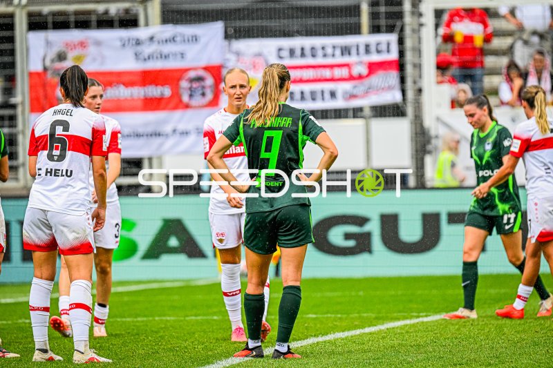Lara Prasnikar (#9; VFL Wolfsburg) bei Spielunterbrechung im Gazi-Stadion