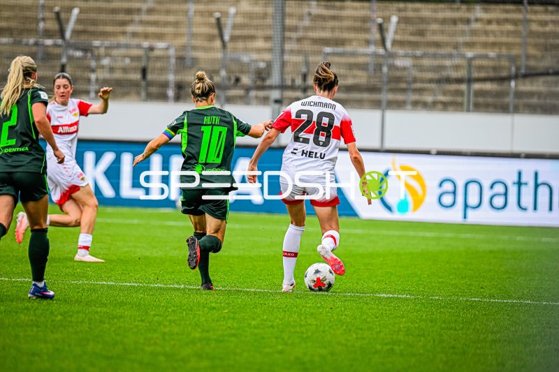 Reena Wichmann (#28; VfB Stuttgart) im Zweikampf gegen Svenja Huth (#10; VFL Wolfsburg)