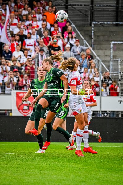 Greta Stegemann (#5; VfB Stuttgart) im Kopfballduell gegen VfL Wolfsburg