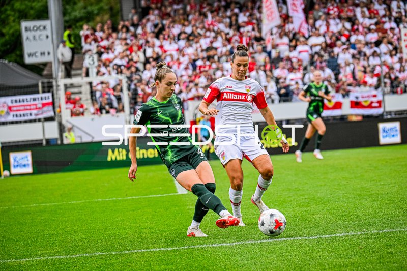 Nicole Billa (#26; VfB Stuttgart) im Zweikampf gegen VfL Wolfsburg