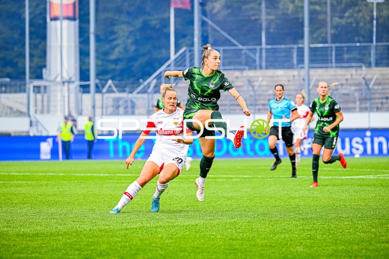 Jana Beuschlein (#20; VfB Stuttgart) im Zweikampf mit VfL Wolfsburg