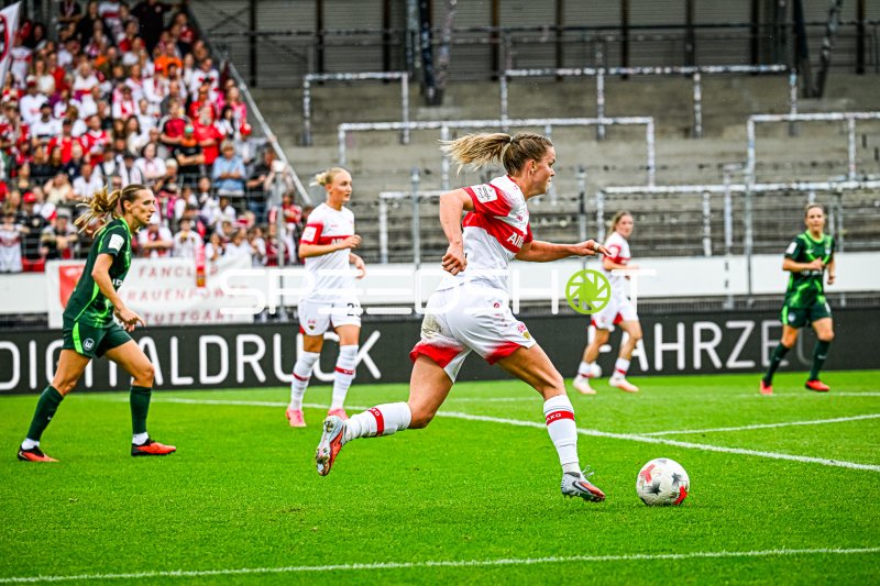 VfB Stuttgart Spielerin im Lauf mit Ball gegen VfL Wolfsburg
