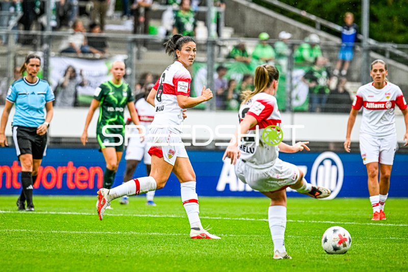 Chantal Hagel (#6; VfB Stuttgart) beim Schuss im Heimspiel gegen VfL Wolfsburg