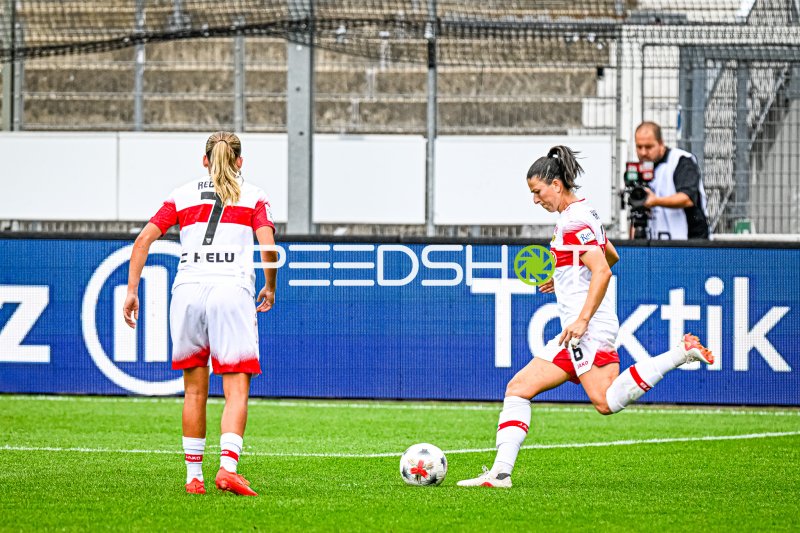 Chantal Hagel (#6; VfB Stuttgart) beim Schuss im Heimspiel