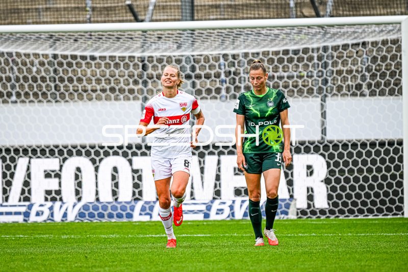 Maxi Rall (#8; VfB Stuttgart) und Sarai Linder (#39; VfL Wolfsburg) vor dem Tor