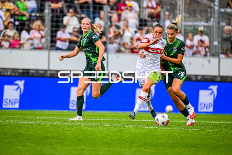 Verena Wieder (#31; VfB Stuttgart) im Zweikampf gegen Julia Landenberger (#20; VfL Wolfsburg)