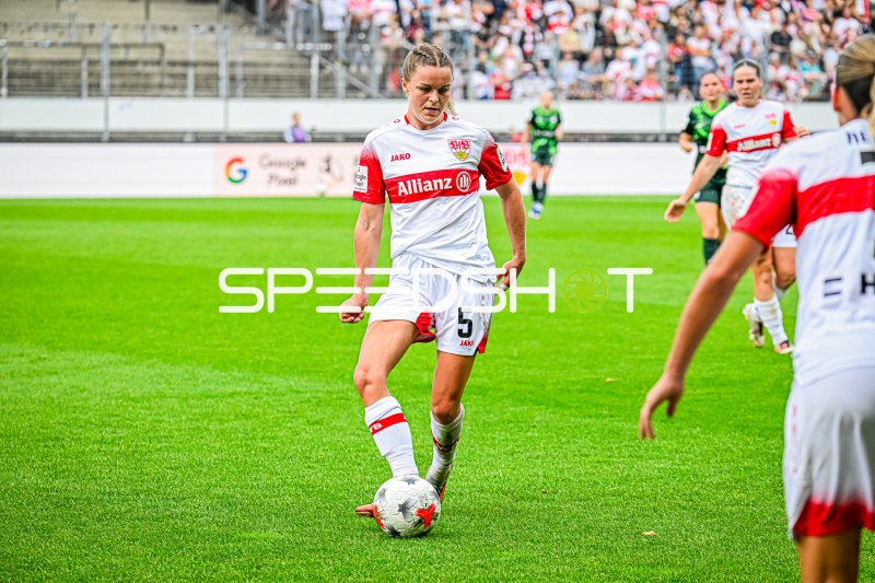 Greta Stegemann (#5; VfB Stuttgart) am Ball im Heimspiel