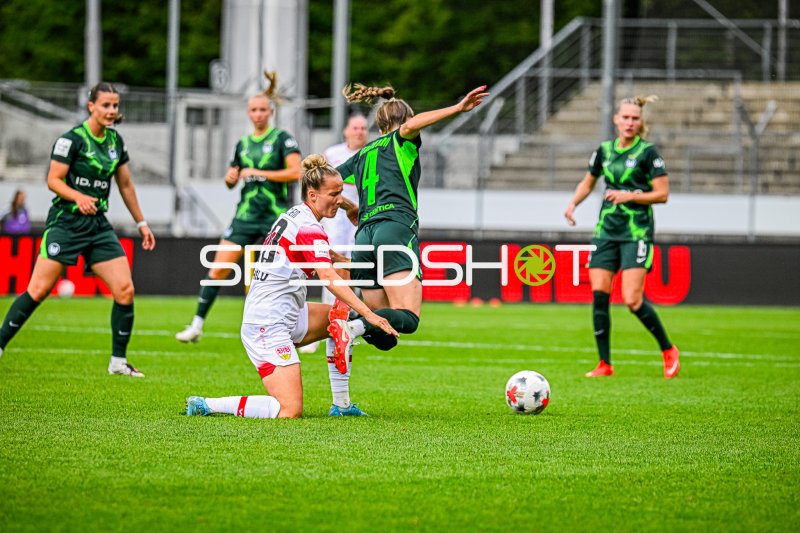 Zweikampf zwischen VfB Stuttgart und Sophia Kleinherne (#4; VfL Wolfsburg) im Gazi-Stadion