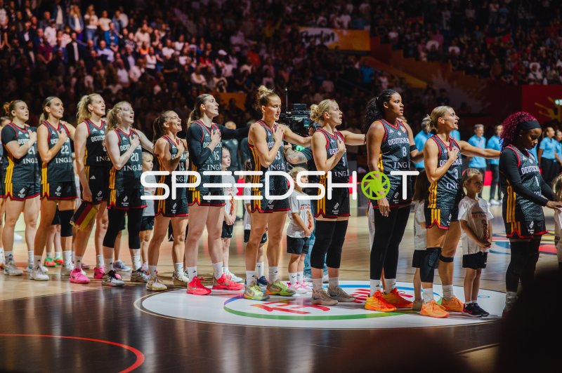 Deutsche Basketball-Nationalmannschaft der Damen bei der Nationalhymne in der Uber Arena Berlin