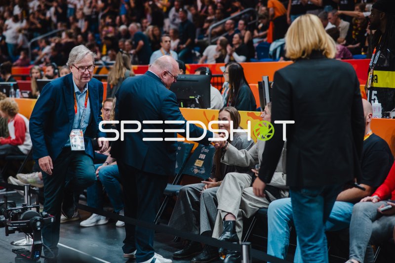 Svenja Brunckhorst im Gespräch an der Seitenlinie in der Uber Arena