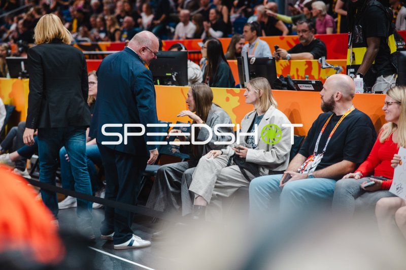 Offizielle und Gäste am Spielfeldrand bei der FIBA Women's World Cup
