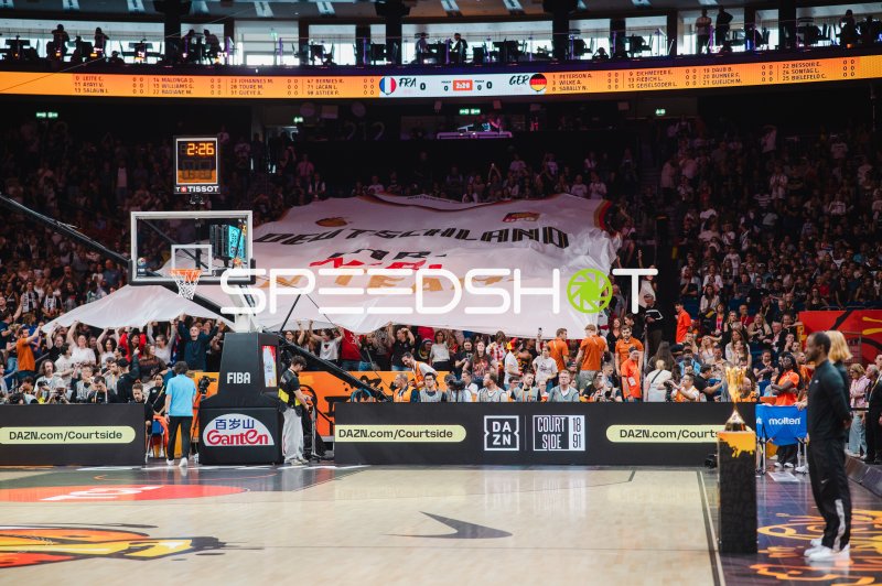 Deutschland-Fans entfalten riesiges Banner in der Uber Arena Berlin
