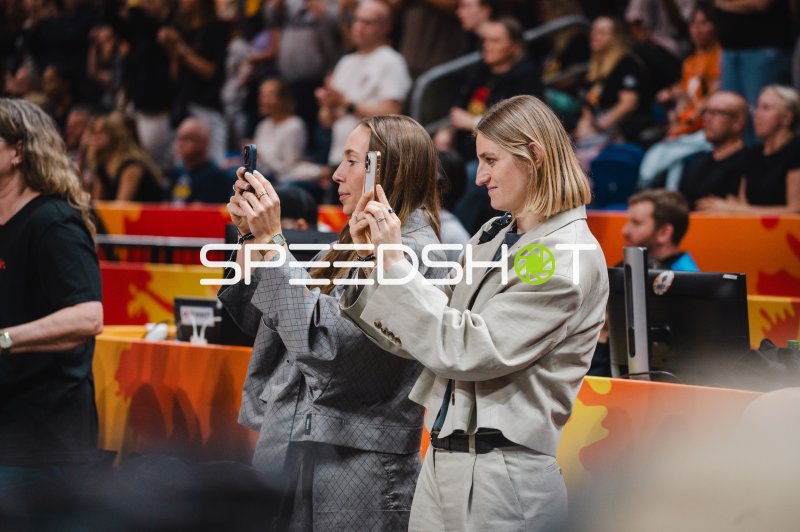 Zwei Personen fotografieren mit Smartphones in der Uber Arena Berlin