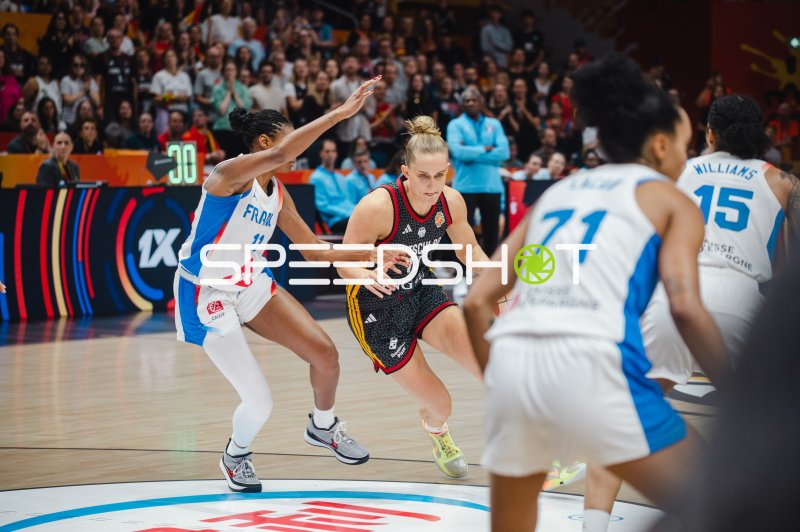 Leonie Fiebich (#13; Deutschland) im Zweikampf gegen France